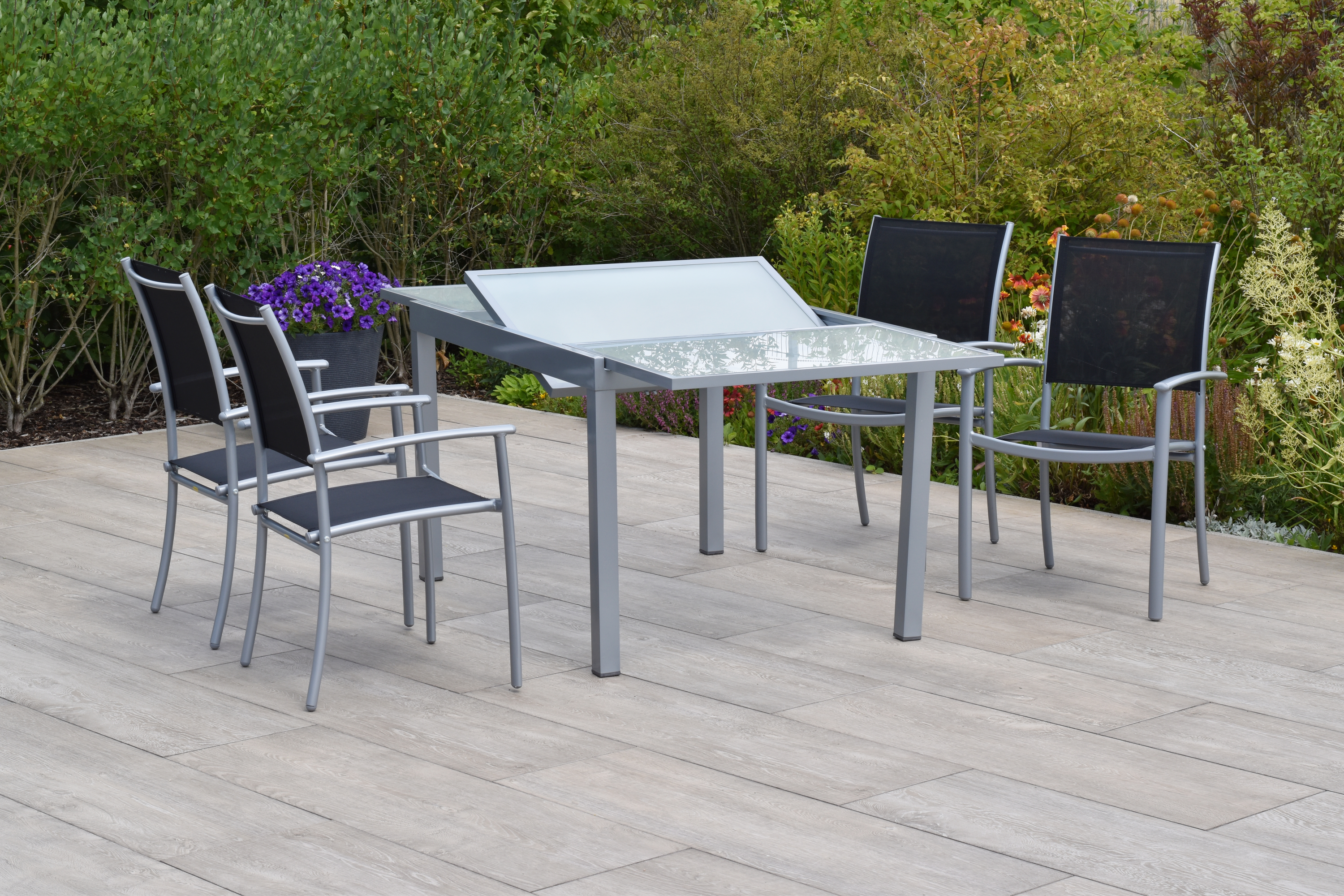 Milano Set, 5tlg., 4 Stapelsessel, Ausziehtisch 120/180 x 90 cm, silber/schwarz