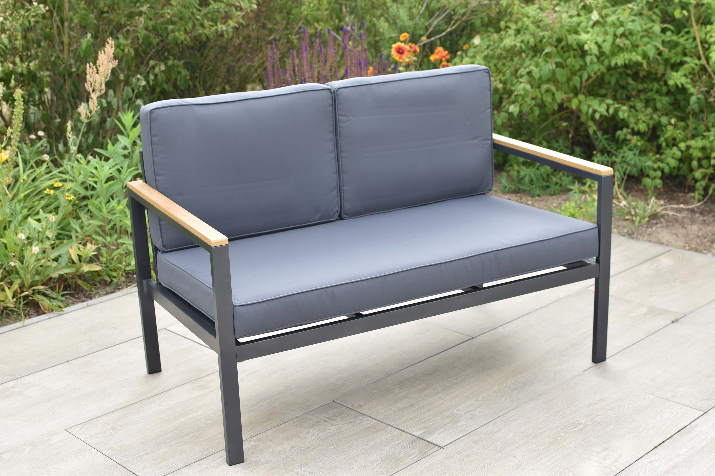 Kavos Set, 2 Sessel, 1 zweisitzige Bank, Tisch 100 x 50 cm, inkl. Sitz- und Rückenkissen Kavos Set, 2 Sessel, 1 zweisitzige Bank, Tisch 100 x 50 cm, inkl. Sitz- und Rückenkissen